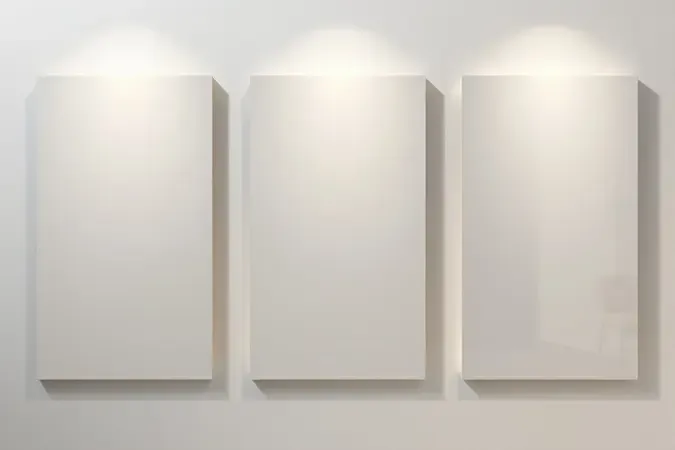 Três painéis com acabamentos de tinta mate, acetinado e brilhante exibindo diferentes níveis de reflexo.