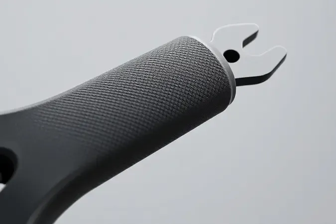Detalhe em 3D de cabo ergonômico antideslizante de alicate com textura emborrachada e design anatômico