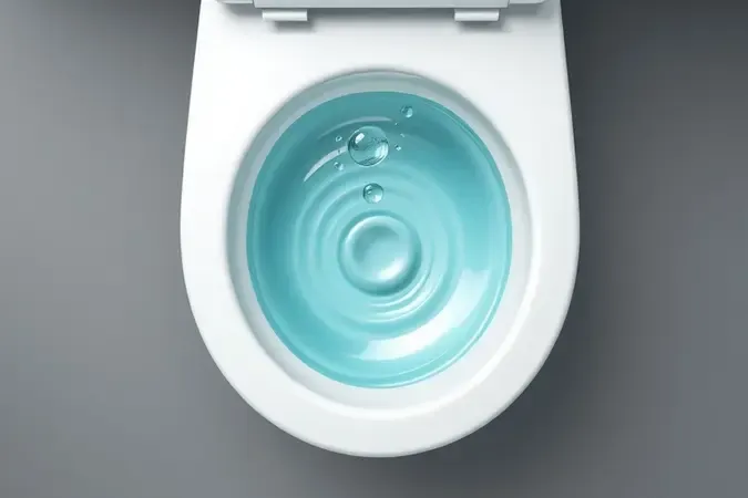 Render 3D conceitual de interior de vaso sanitário com superfície de água translúcida em tons turquesa e gotas flutuantes simbolizando consumo eficiente.