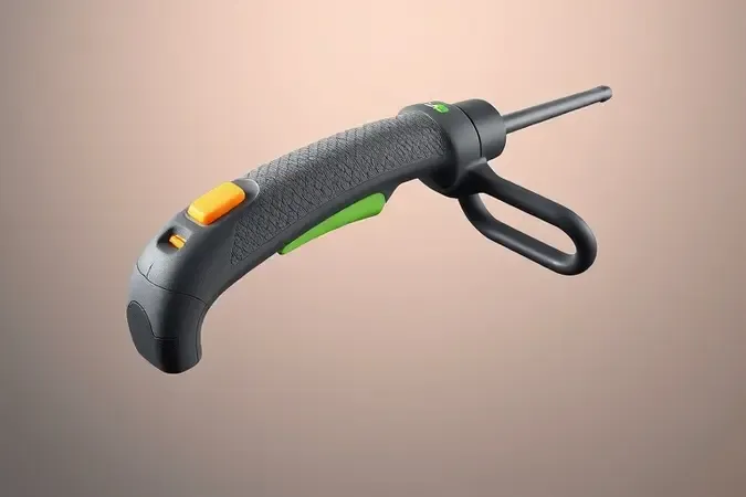 Render 3D da empunhadura ergonômica de roçadeira elétrica com destaque para curvas anatômicas e materiais texturizados em composição minimalista.