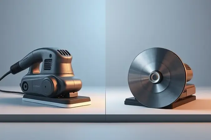 Render 3D conceitual comparando lixadeira de cinta e lixadeira de disco lado a lado com design minimalista e iluminação dividida.