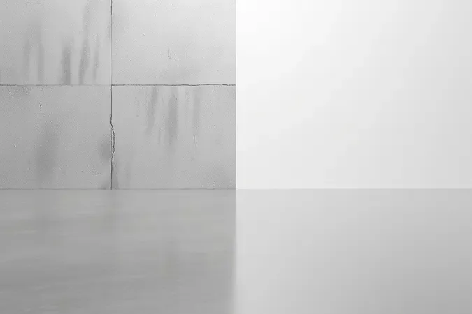 Comparação visual entre superfície de piso com tinta resistente e parede com tinta comum, destacando diferenças de textura e espessura.
