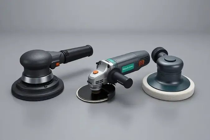 Três ferramentas elétricas genéricas lado a lado: lixadeira orbital, esmerilhadeira angular e politriz em renderização 3D conceitual