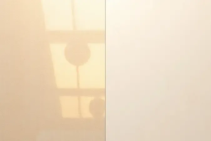 Close-up comparativo mostrando diferença entre superfície de porcelanato polido brilhante e porcelanato acetinado fosco lado a lado.
