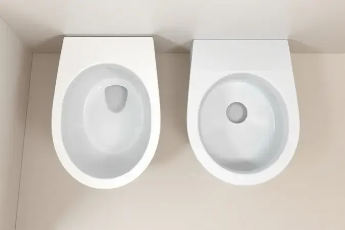 Comparação visual entre formatos de vaso sanitário alongado e redondo em renderização 3D conceitual