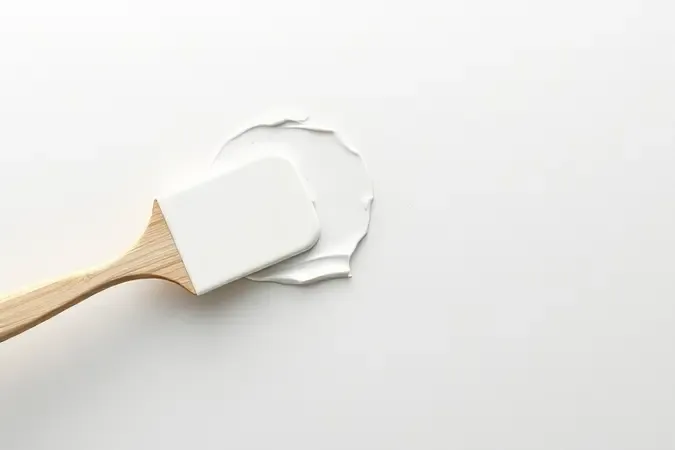 Render 3D mostrando aplicação de massa acrílica para corrigir imperfeições em parede, com espátula e superfície lisa.