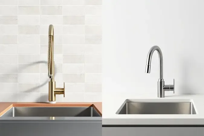 Comparação conceitual entre torneira gourmet de parede e de bancada em cozinha moderna com renderização 3D