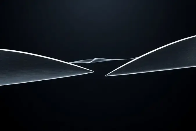 Render 3D macro de lâminas metálicas precisas capturando um feixe de luz no fio de corte com fundo escuro e atmosfera sofisticada.
