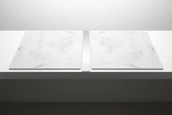 Comparação conceitual entre duas marcas de cimento cola com porcelanatos idênticos lado a lado sobre mesa limpa.