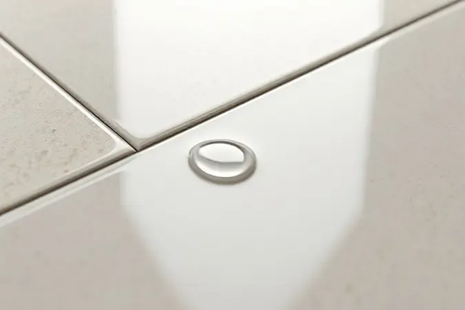 Render 3D conceitual de rejunte epóxi impermeável com gotas de água sobre a superfície entre porcelanatos