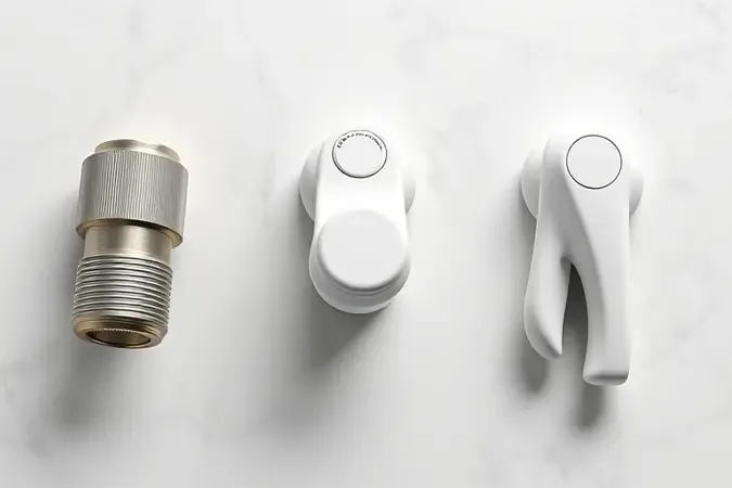 Comparação conceitual de três tipos de acionamento para ducha higiênica: metálico, plástico e gatilho anatômico em renderização 3D.
