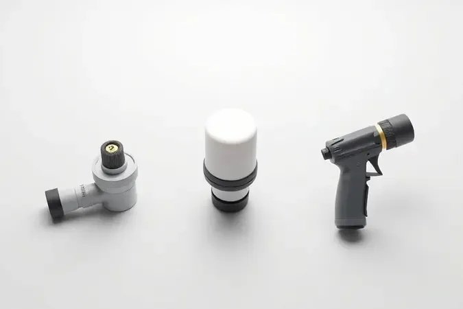 Três tipos diferentes de canhões de espuma em renderização 3D sobre superfície minimalista com iluminação de estúdio.