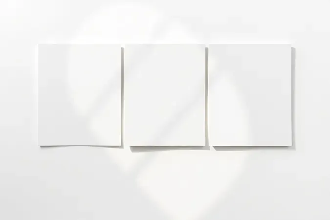 Três amostras de tinta de parede com texturas diferentes lado a lado — fosca, acetinada e semibrilho — em composição 3D minimalista.