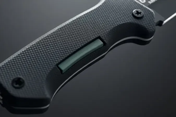 Detalhe do mecanismo de trava automática e cabo ergonômico de estilete profissional em 3D.